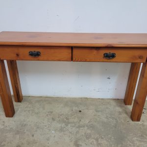 LOT 050: ENTRANCE TABLE.