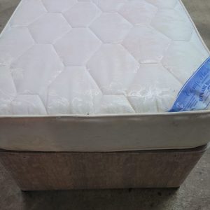 LOT 054: SINGLE BED.