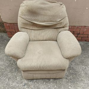 LOT 035: RECLINER.