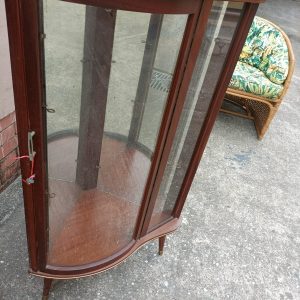LOT 031: CURVED VITRINE.
