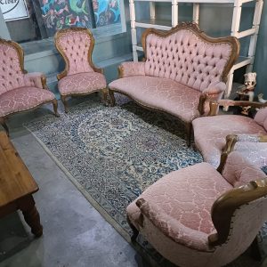 LOT 029: VICTORIAN SOFA SUITE.