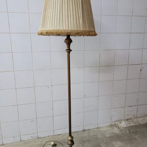 LOT 022: FLOOR LAMP.