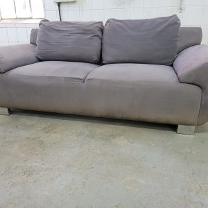 LOT 015: SOFA.