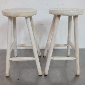 LOT 004: 2 X BAR STOOLS.