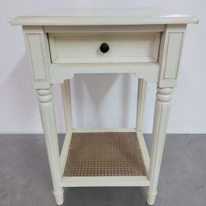 LOT 003: WHITE PEDESTAL.