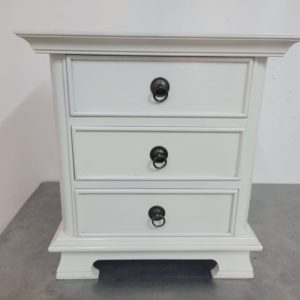 LOT 002: BEDSIDE CABINET.