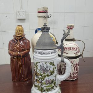 LOT 045: CERAMIC CONTAINERS.